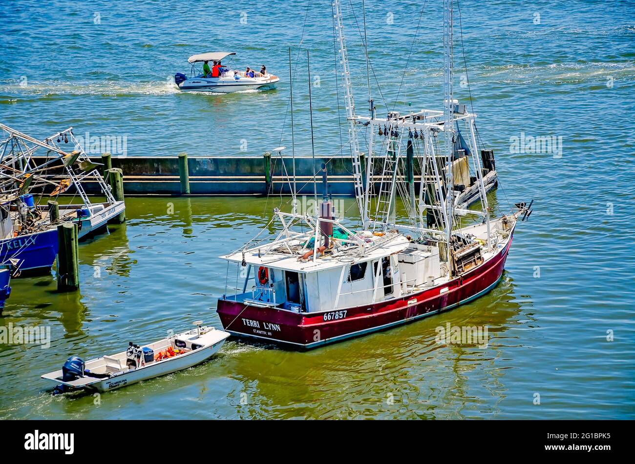 Small shrimp boat hi-res stock photography and images - Alamy