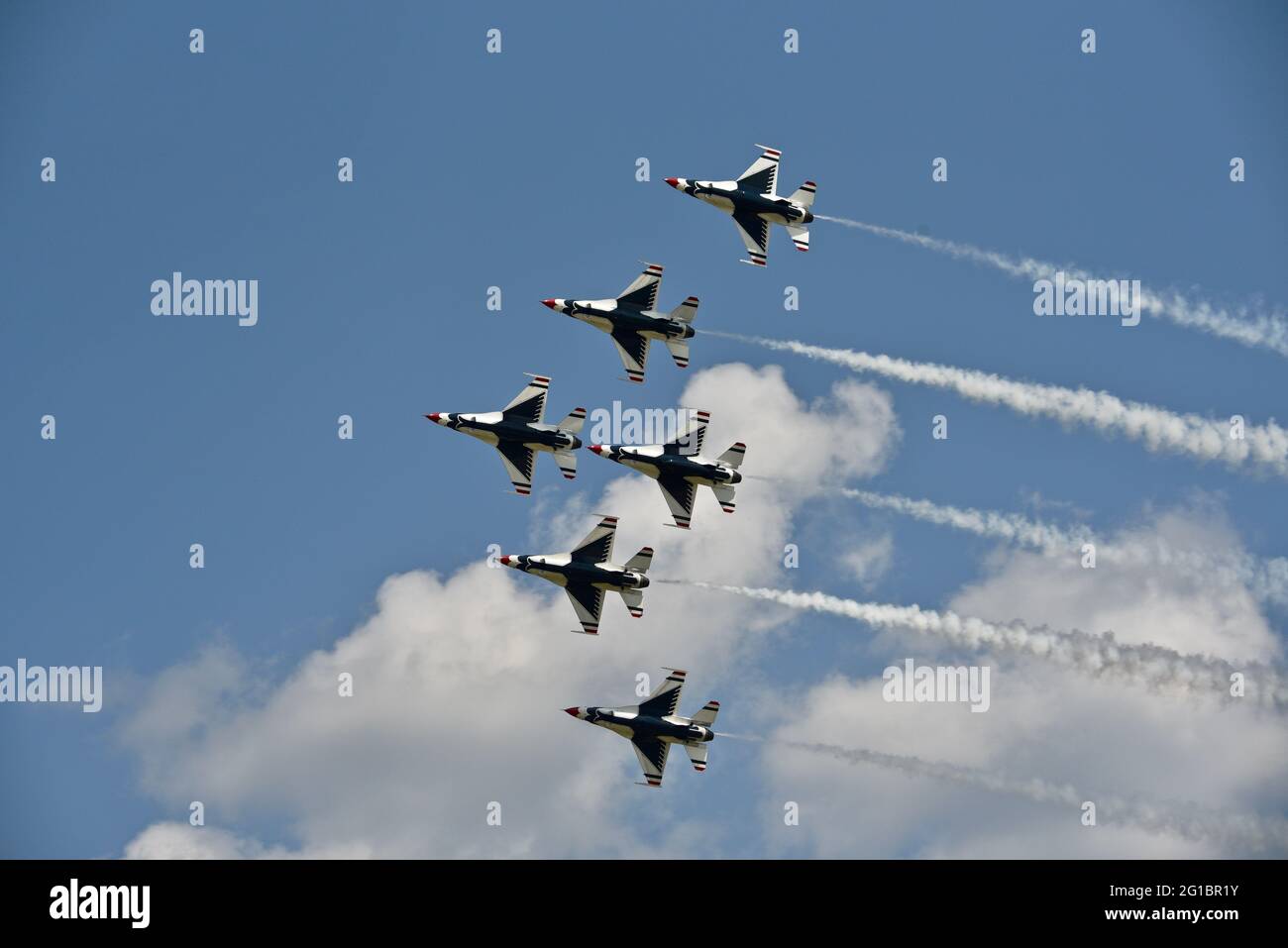 US Air Force Thunderbirds, F-16 fighter jets, air demonstration squadron, in flight formation at the EAA Fly-In (AirVenture), Oshkosh, Wisconsin, USA Stock Photo