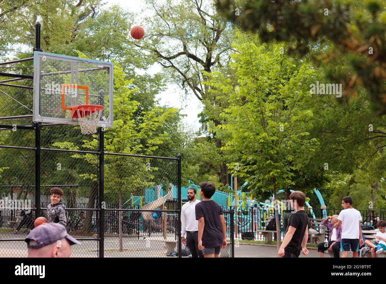 Campo De Basquete Perto De Um Playground Brooklyn Ny Usa Foto Editorial -  Imagem de blecaute, cidade: 251140546