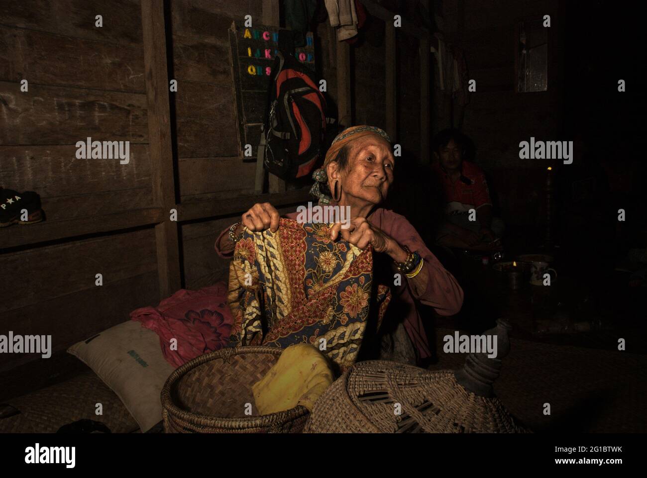 Sungai Uluk Palin, Kapuas Hulu, West Kalimantan, Indonesia. March 19, 2007. Portrait of a witch doctor as she visits the longhouse of Dayak Tamambaloh Apalin community to cure a person who is lying in illness in Sungulo Palin, Sungai Uluk Palin, Putussibau Utara, Kapuas Hulu, West Kalimantan, Indonesia. Stock Photo