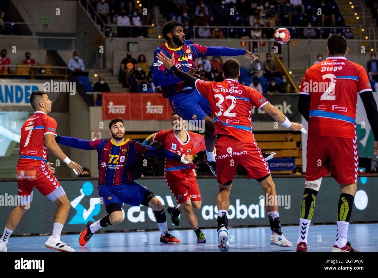 Santander, Cantabria, SPAIN. 7th June, 2021. DIKA MEM (24) from Barça passing the ball during the 31 Copa Sacyr Asobal final match between Liberbank Cantabria Sinfin and FC Barcelona Handball at Palacio de Deportes de Santander. Barça won 33:23 Credit: Edu Del Fresno/ZUMA Wire/Alamy Live News Stock Photo