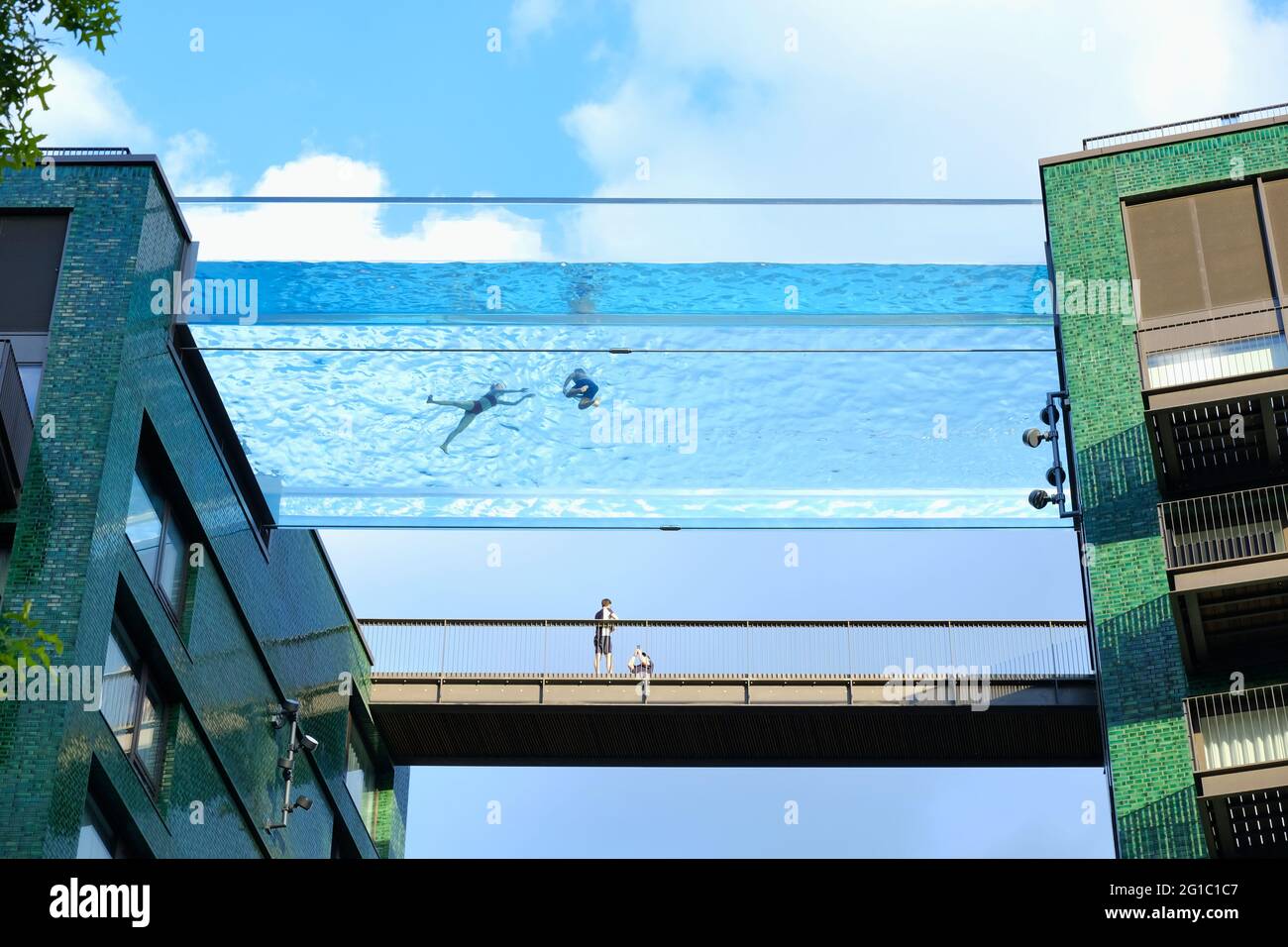 London Uk Residents Of Embassy Gardens In Nine Elms Enjoy A Swim In The Newly Opened Sky Pool Suspended 115ft In The Air Between Two Buildings Stock Photo Alamy London Uk Residents Of Embassy Gardens In Nine Elms Enjoy A Swim In The Newly Opened Sky Pool Suspended 115ft In The Air Between Two Buildings Stock Photo Alamy