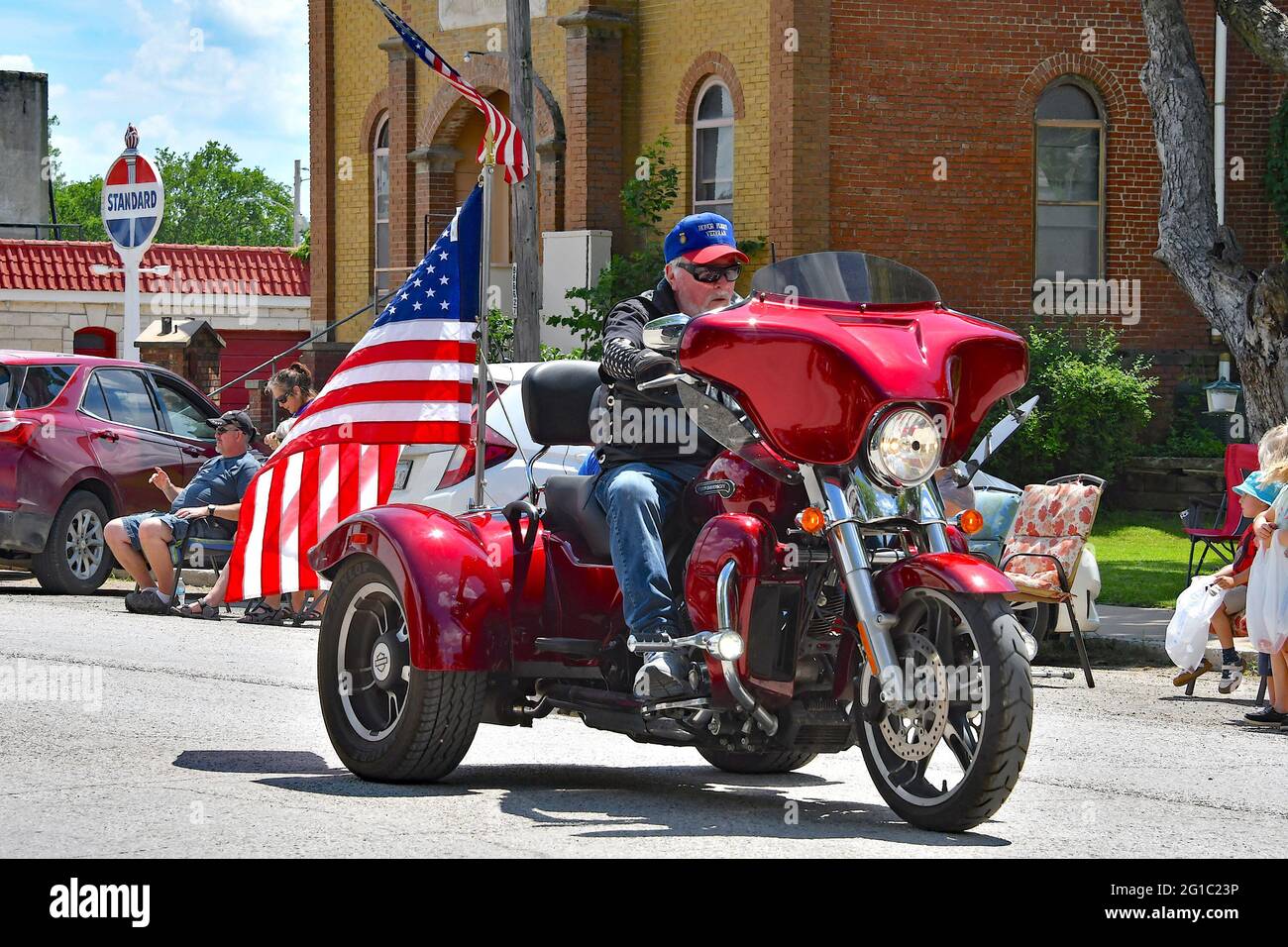 Starting fire with flint hires stock photography and images Alamy