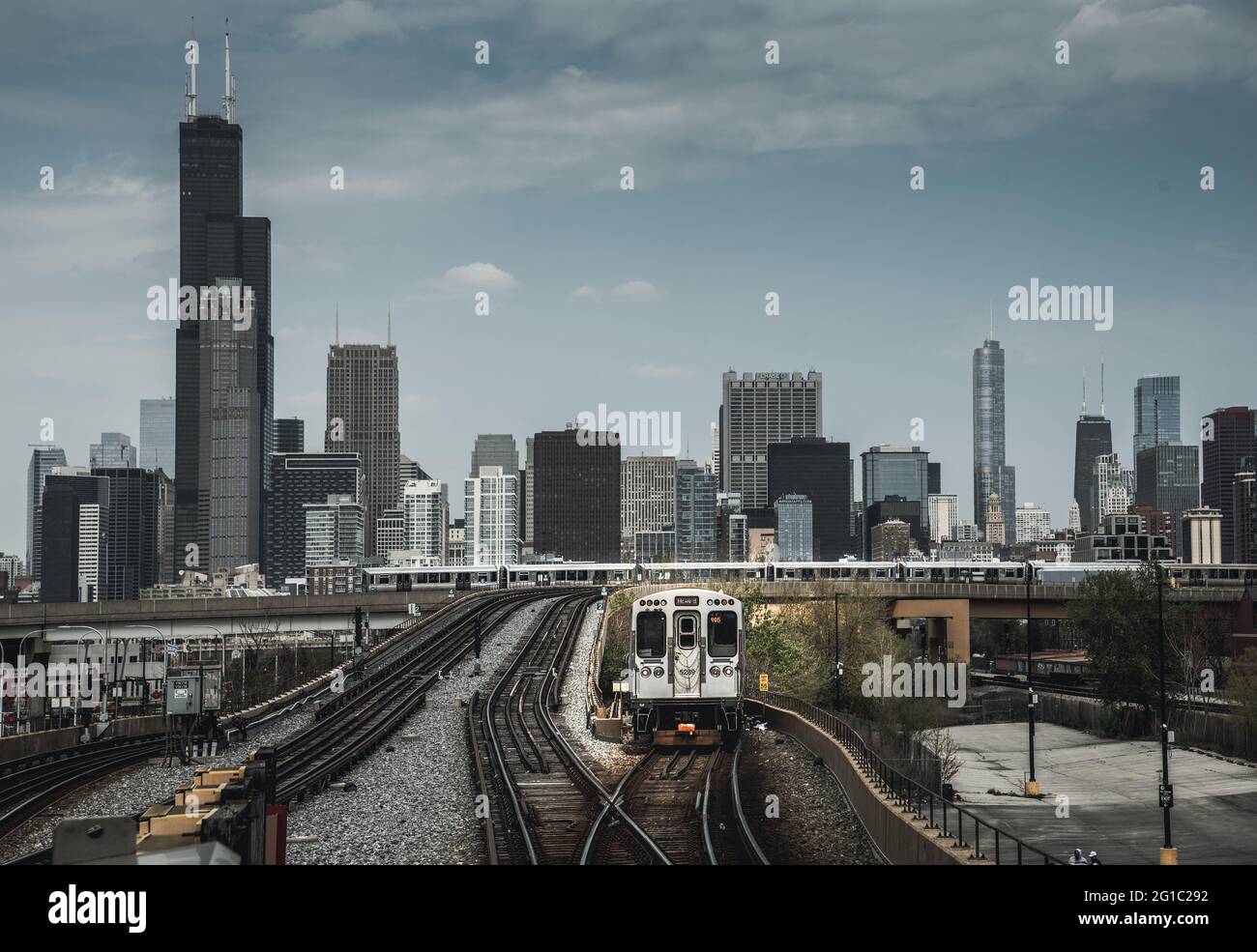 Train Tracks Downtown City Skyline Chicago Metro Stock Photo - Alamy