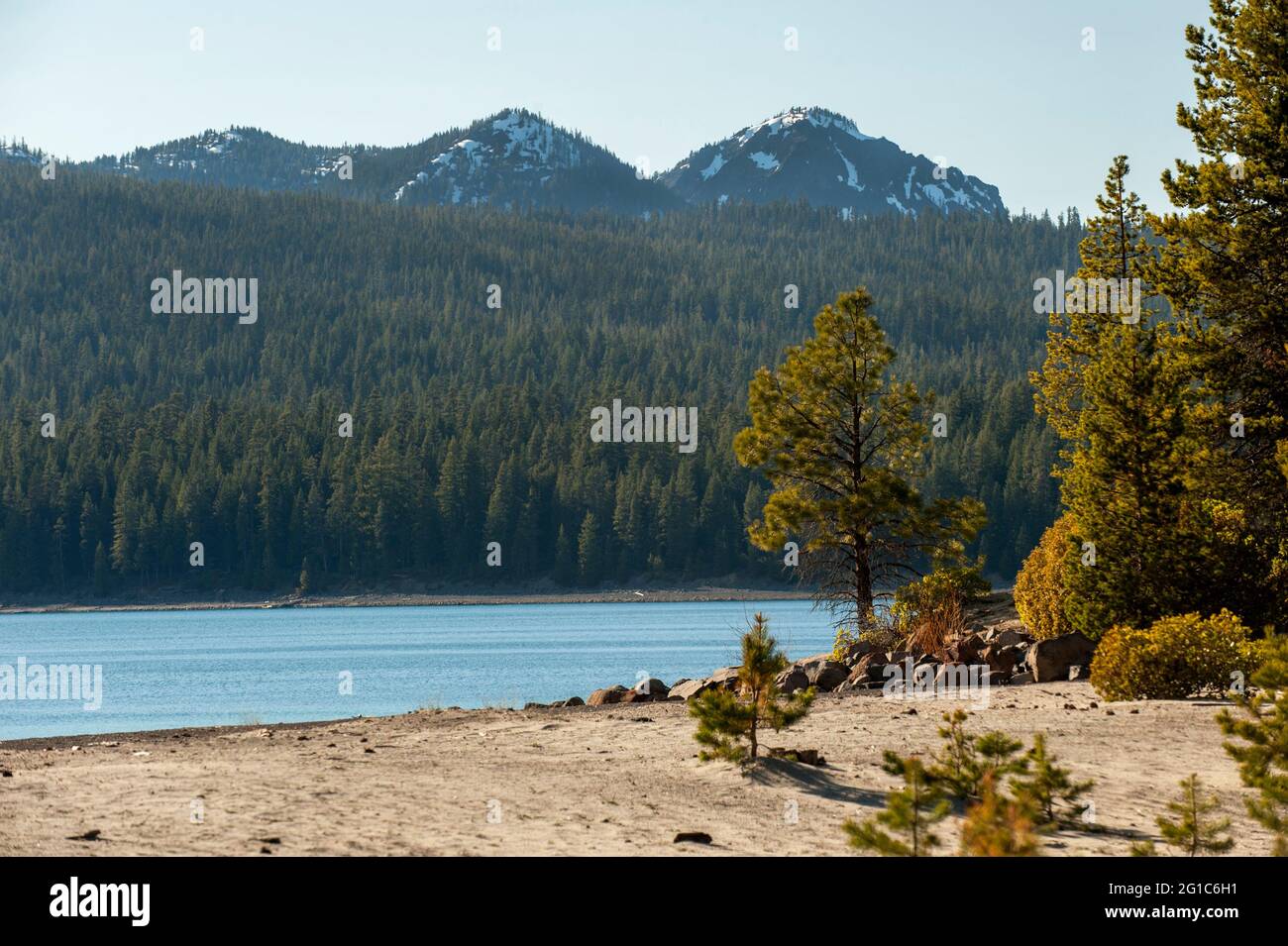 Simax Beach, on Crescent Lake in Klamath County, Oregon.  Lakeview Mountain in the distance. Stock Photo