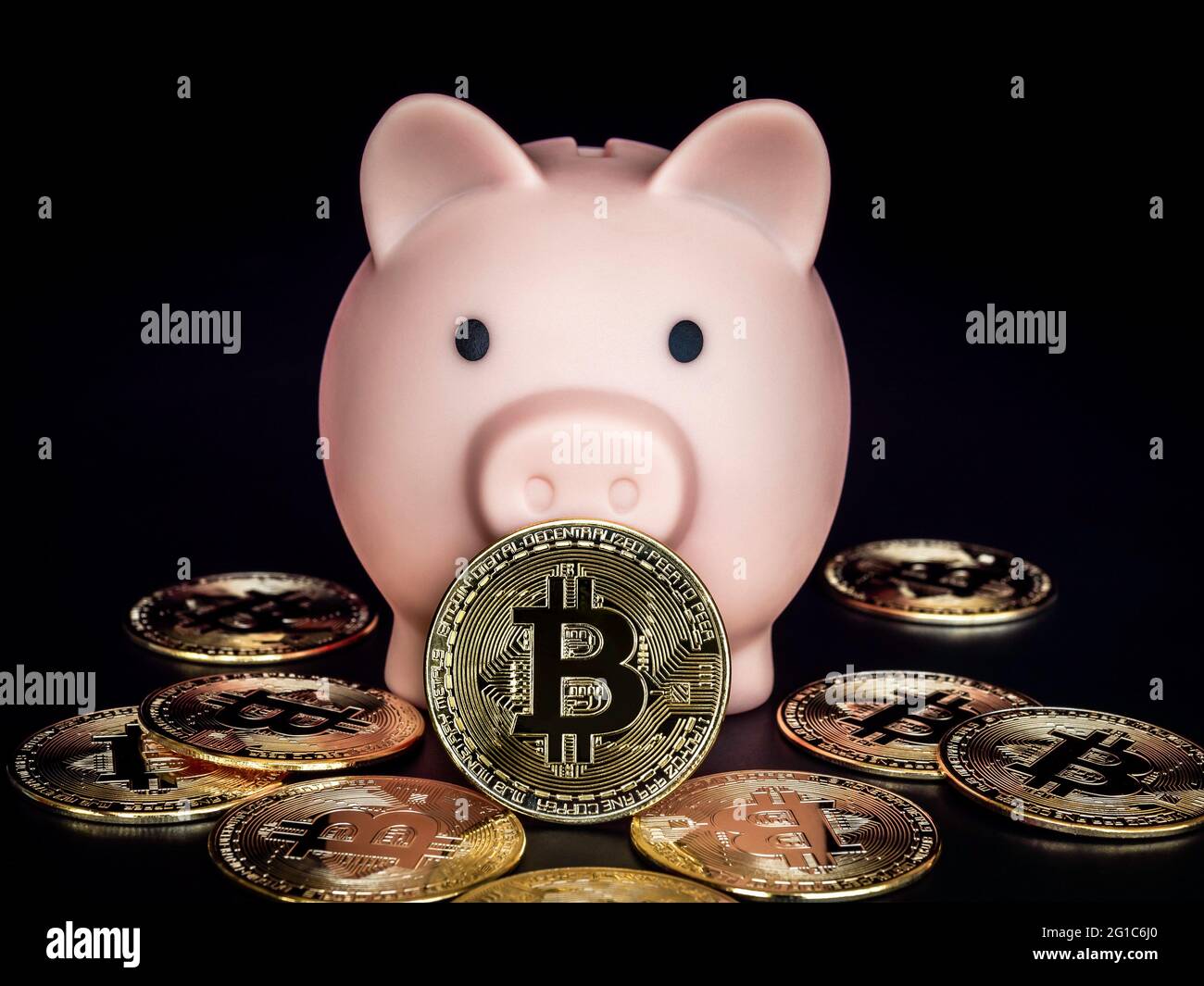 Bitcoin technology background. Golden bitcoin with the pink piggy bank on  dark background. Digital wallet, benefit of cryptocurrency investment and  sa Stock Photo - Alamy
