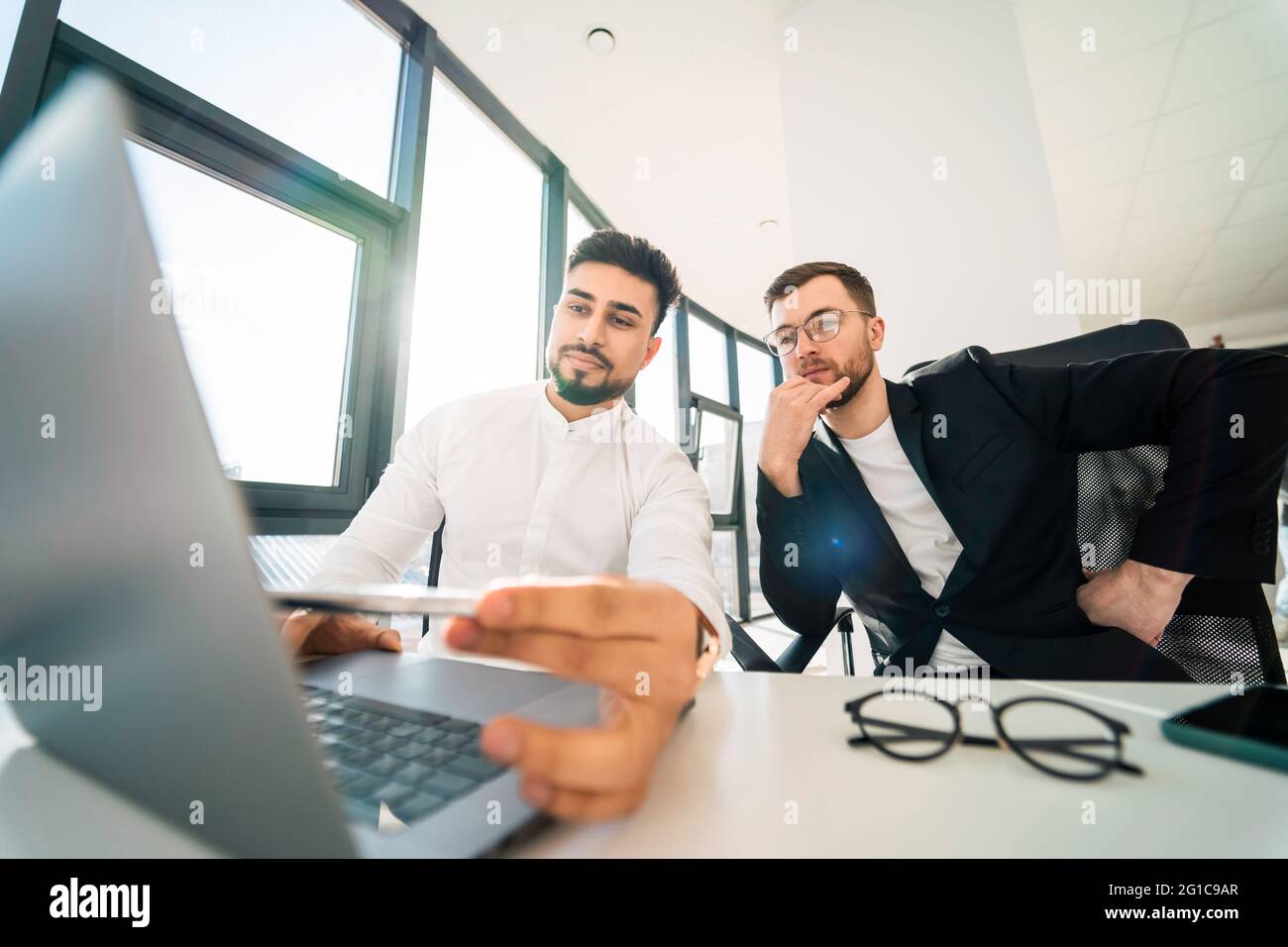 Computer programmers two hi-res stock photography and images - Alamy