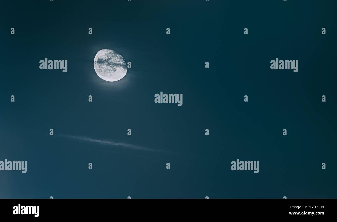Vollmond bei klarer Nacht an einem kalten Tag im Herbst ohne Wolken. Luna Panorama Postkarte aufgenomen mit Teleobjektiv im Minimalismus Look Stil. Stock Photo