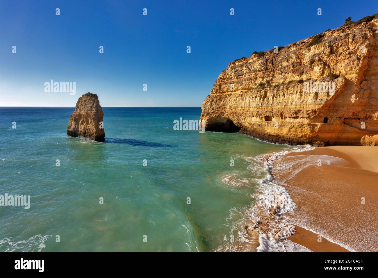 Steep coast on Praia do Carvalho beach, Carvoeiro, Algarve, Portugal Stock Photo