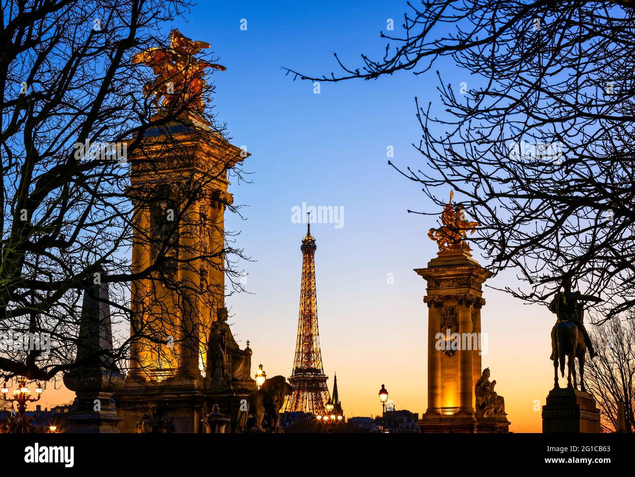ALEXANDRE III BRIDGE AND EIFFEL TOWER AT DUSK IN PARIS, FRANCE Stock Photo