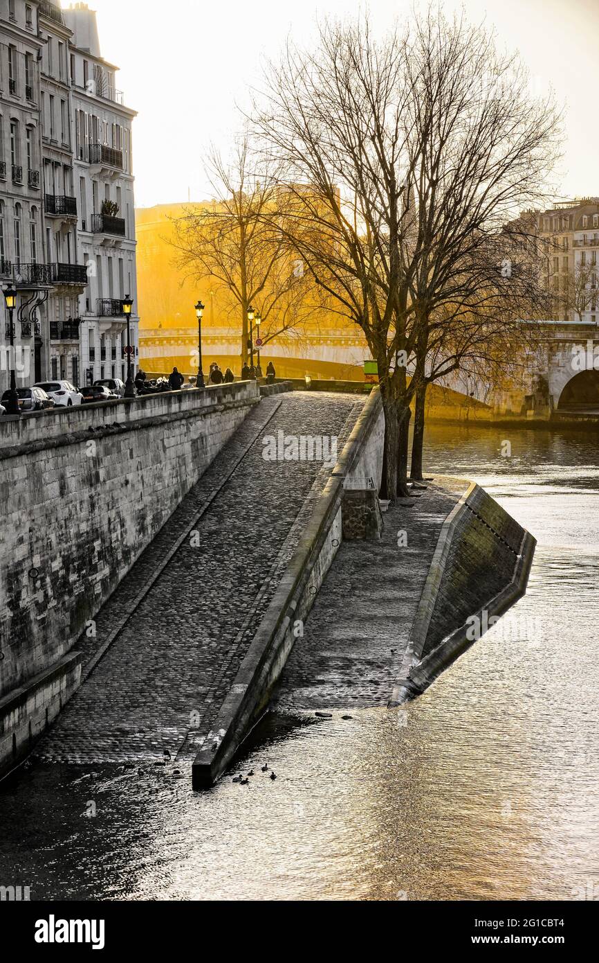 SAINTLOUIS ISLAND AND QUAI D'ORLEANS IN PARIS, FRANCE Stock Photo Alamy