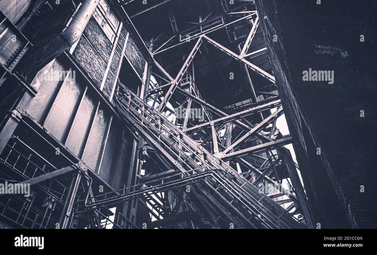 Gebäude und Architektur. Stahlgerüst im Landschaftspark Duisburg Nord .Stahlwerk, Zeche und Hüttenwerk im Ruhrpott. Stairway to heaven. Gerüstbau Stock Photo