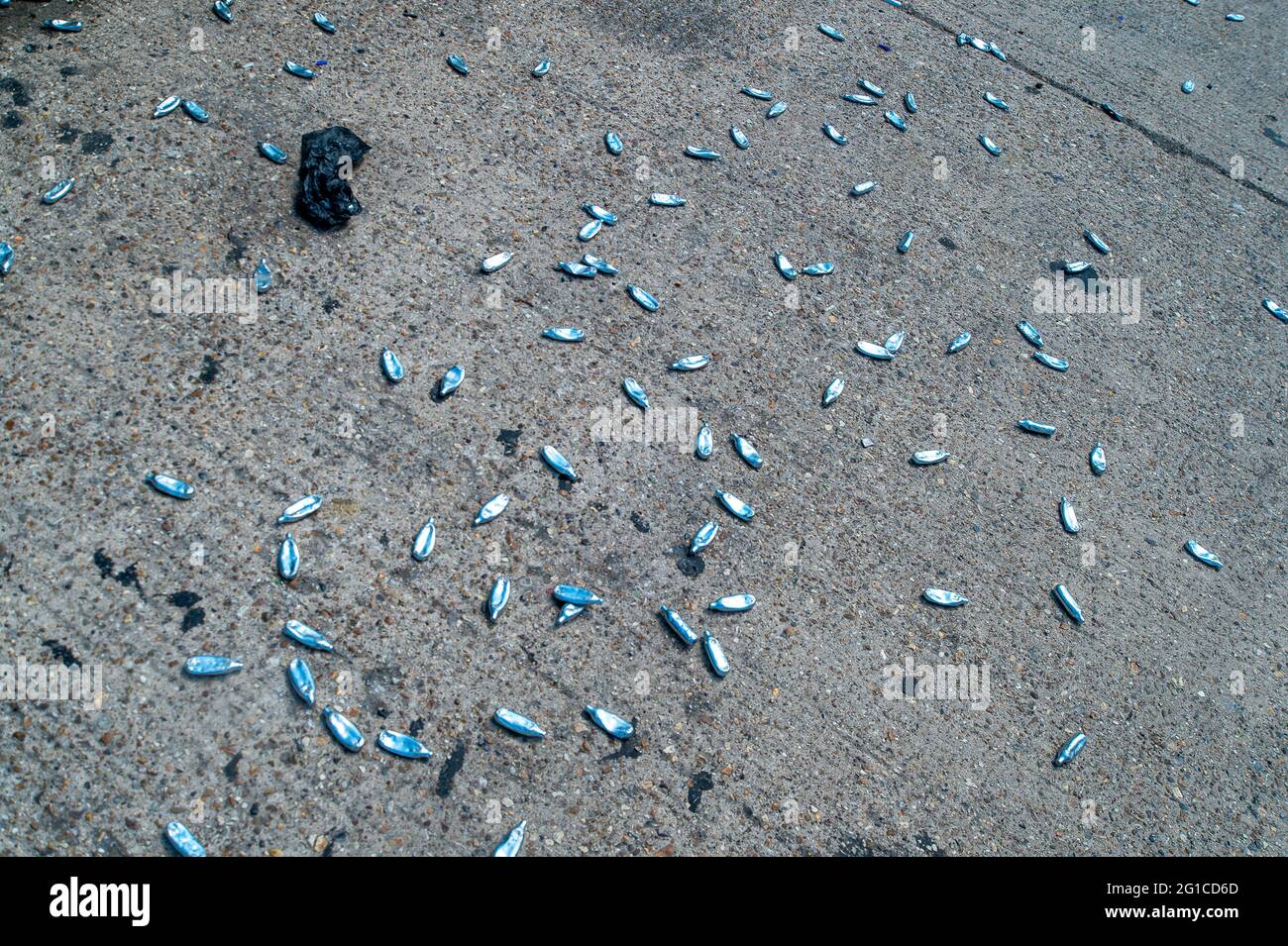 Empty nitrous oxide cannisters hires stock photography and images Alamy