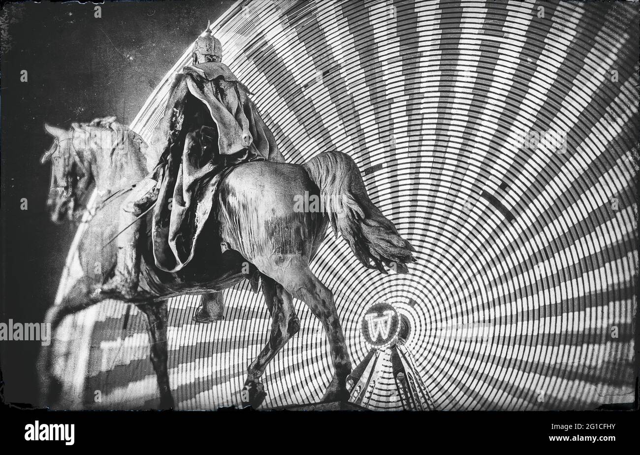 Der elektrische Reiter - Kaiser Wilhelm I. Denkmal in der Essener Innenstadt bei Nacht. Riesenrad Monument Mahnmal. Dekoration und Statue bei Nacht. Stock Photo