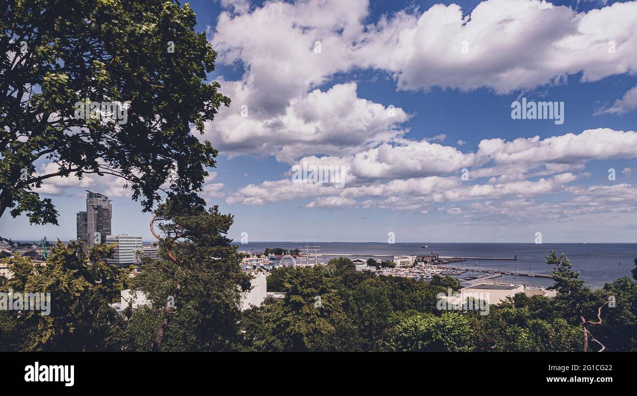 Panorama Postkarte Foto vom Danziger Hafen an einem schönen, warmen Sommertag bei strahlendem Sonnenschein und wenigen Wolken am Himmel. Ufer Bucht Stock Photo