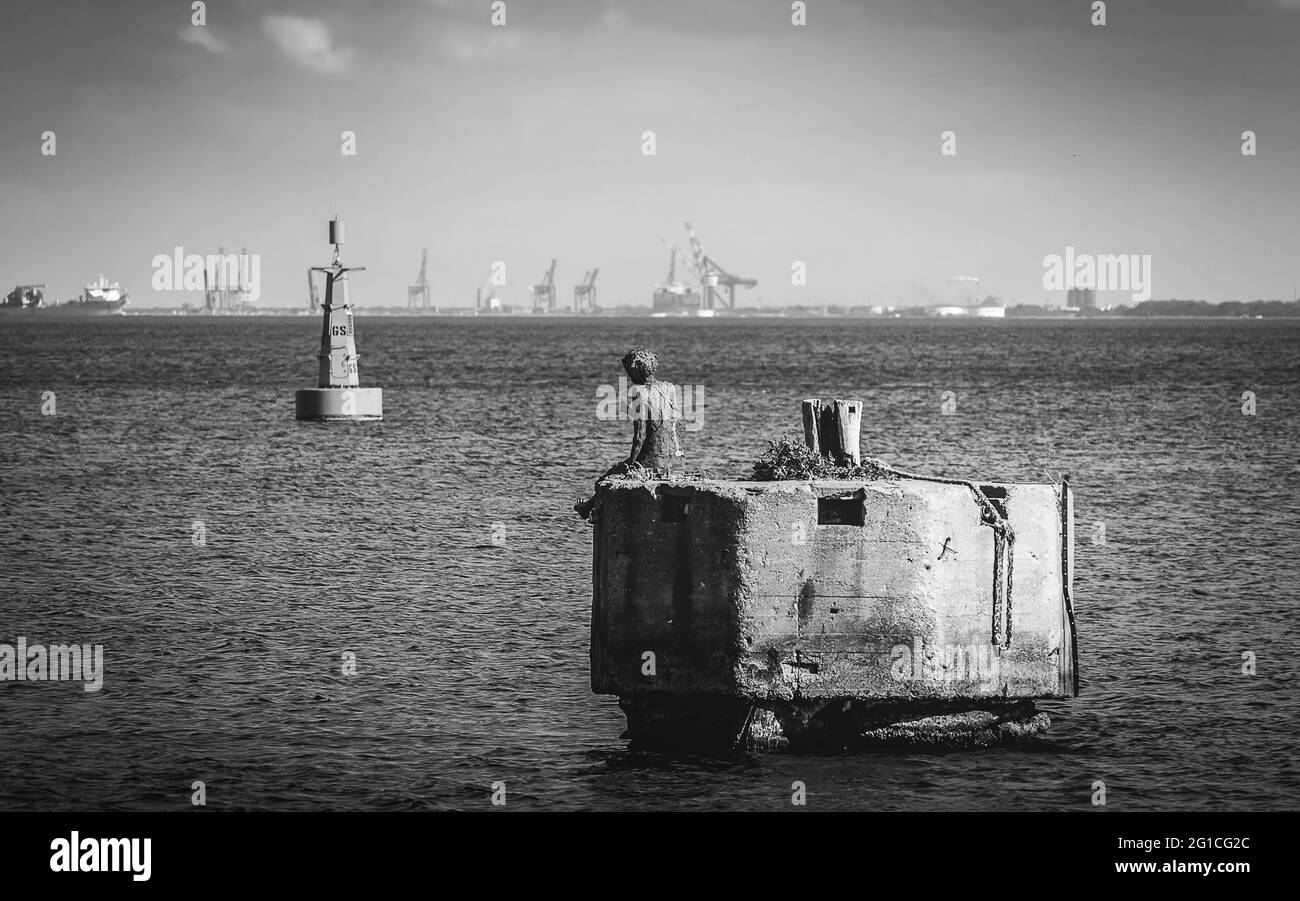 Denkmal Statue neben einer Boje im Wasser am Hafen von Gdynia in der Danziger Bucht. Wahrzeichen an der Küste der Ostsee als trauriges Mahnmal. Stock Photo