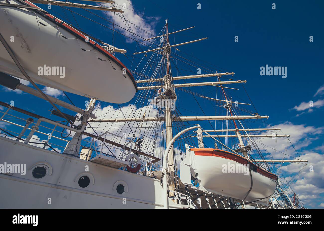 Blick auf zwei Rettungsboote am Segelschiff im Danziger Hafen in Polen bei klarem Sonnenschein und strahlend blauem Himmel im Sommer. Hafenanlage Stock Photo