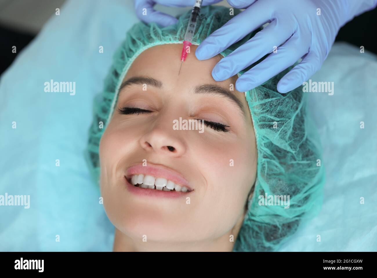 Cosmetologist colitis woman beauty injection to smooth skin Stock Photo ...