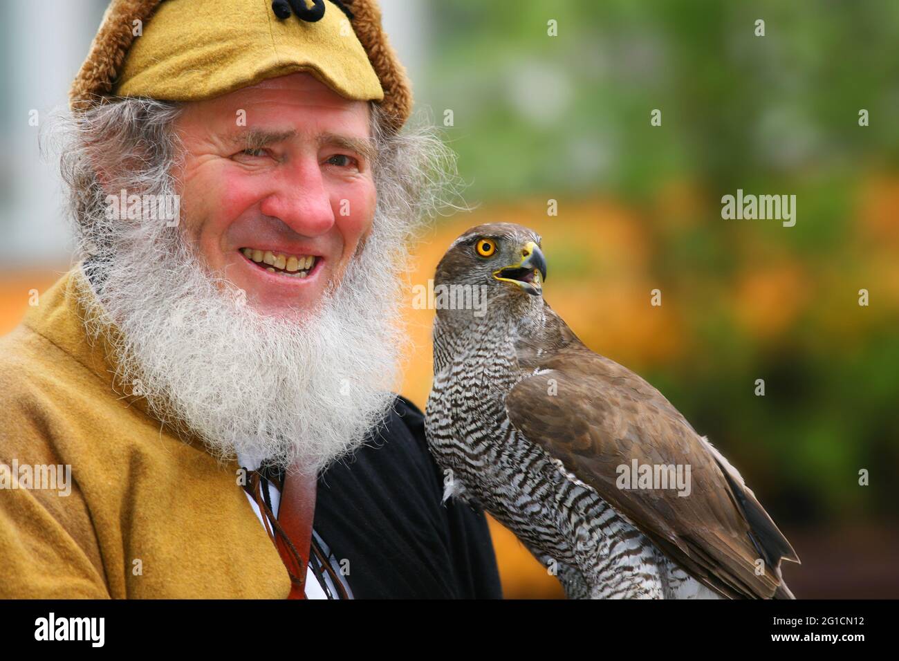 Landshuter Hochzeit, Bayern, Deutschland  Landshuter Fürstenhochzeit ist das größte Mittelalterfest Europas! Mit dabei Falkner mit Falke! Stock Photo