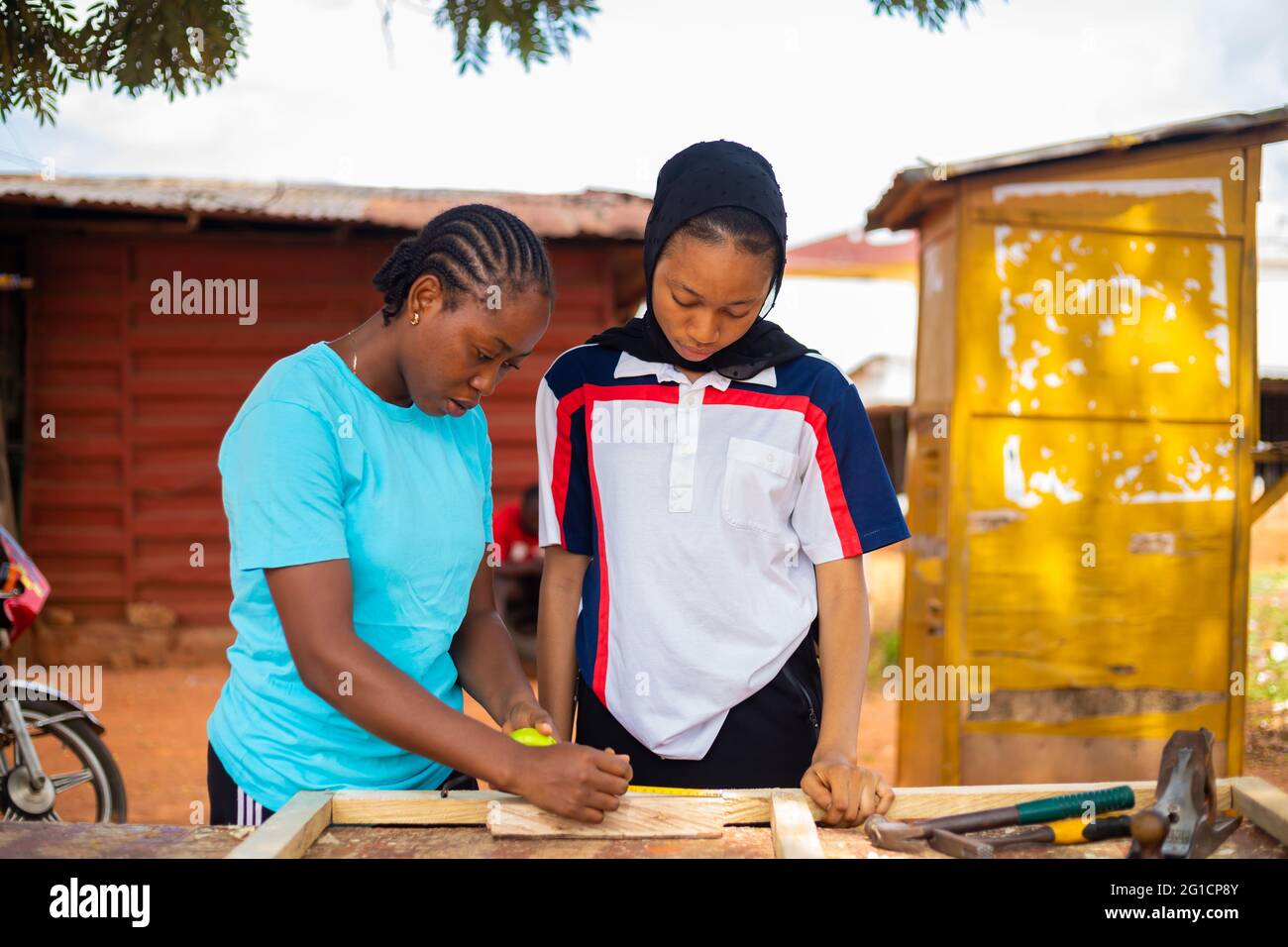 Female carpenter african hi-res stock photography and images - Alamy