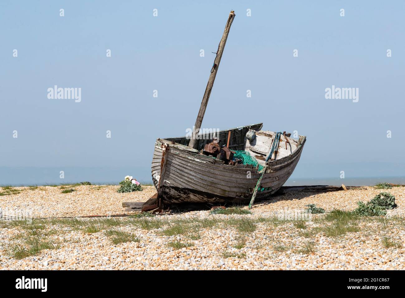 Abandoned fishing boat decaying on the shingle at Dungeness, Kent ...
