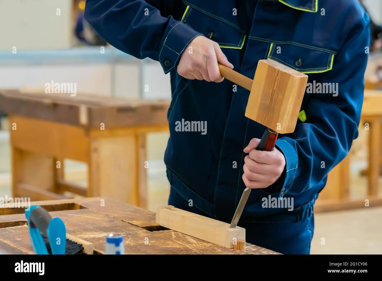 Hammer chisel cutting wood hi-res stock photography and images - Alamy