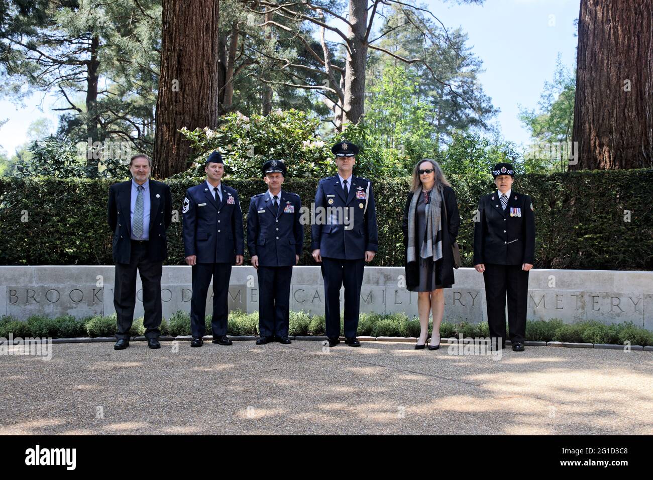 Memorial Day UK 2021 Brookwood American Military Cemetery left to right: Angelo Munsel, Superintendent of the American Cemetery; Chief Master Sergeant Michael J. Venning; Colonel Jon T. Hannah Commander 422nd Air Base Group; Brigadier General Jefferson J. O'Donnell, Defence Attache; Mrs Caryn R. McClelland, A/Deputy Chargé d'Affaires of the U.S. Mission to the United Kingdom & an Officer of the Ceremonial Association of Surrey Police (CASPER) Stock Photo