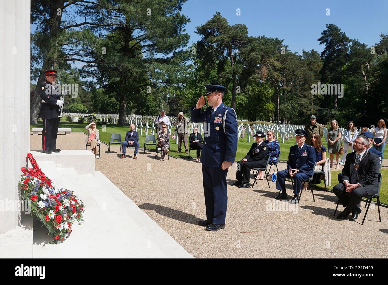 Memorial Day UK 2021 Brigadier General Jefferson J. O'Donnell, Defence Attache Us Embassy in London places a remembrance wreath on the steps of the Memorial Chapel at the American Military Cemetery, Brookwood Stock Photo