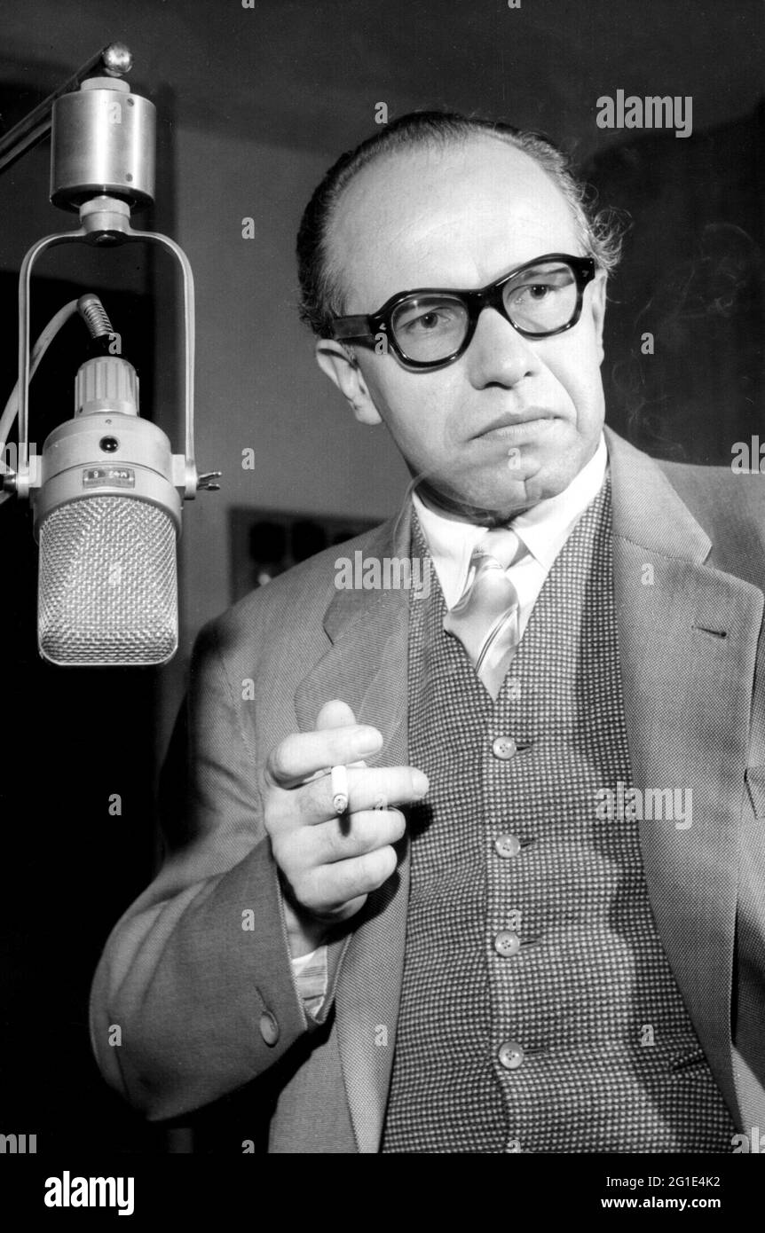 Westphal, Gert, 5.10.1920 - 10.11.2002, German-Swiss actor and recitator, in the studio, 1964, ADDITIONAL-RIGHTS-CLEARANCE-INFO-NOT-AVAILABLE Stock Photo
