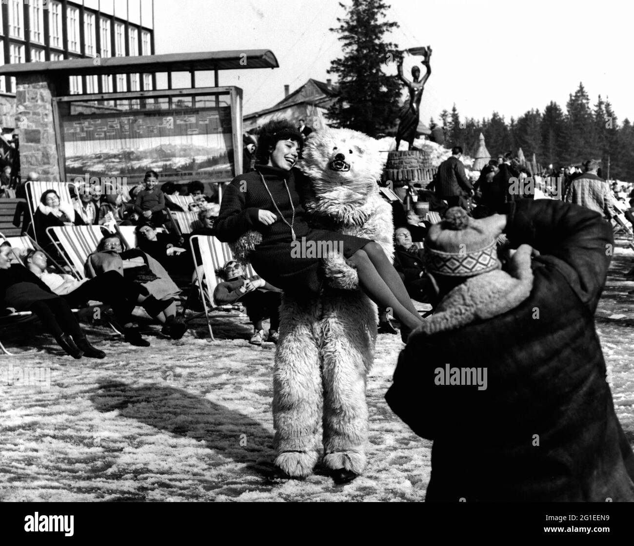 oddities, man disguised as polar bear carrying woman, man taking a photo, 1960s, ADDITIONAL-RIGHTS-CLEARANCE-INFO-NOT-AVAILABLE Stock Photo