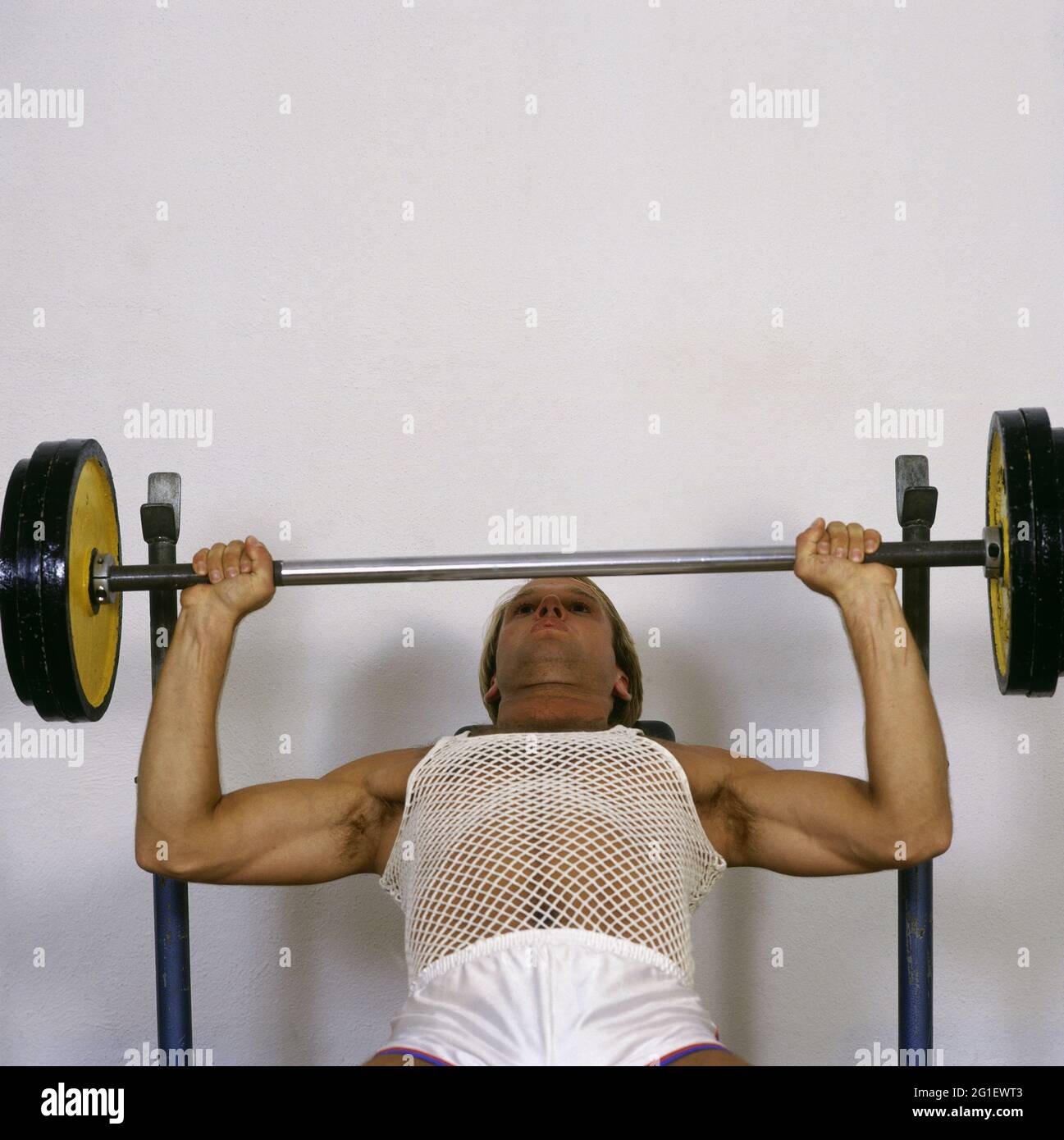 sports, fitness, man stems heft, early 1980s, ADDITIONAL-RIGHTS-CLEARANCE-INFO-NOT-AVAILABLE Stock Photo