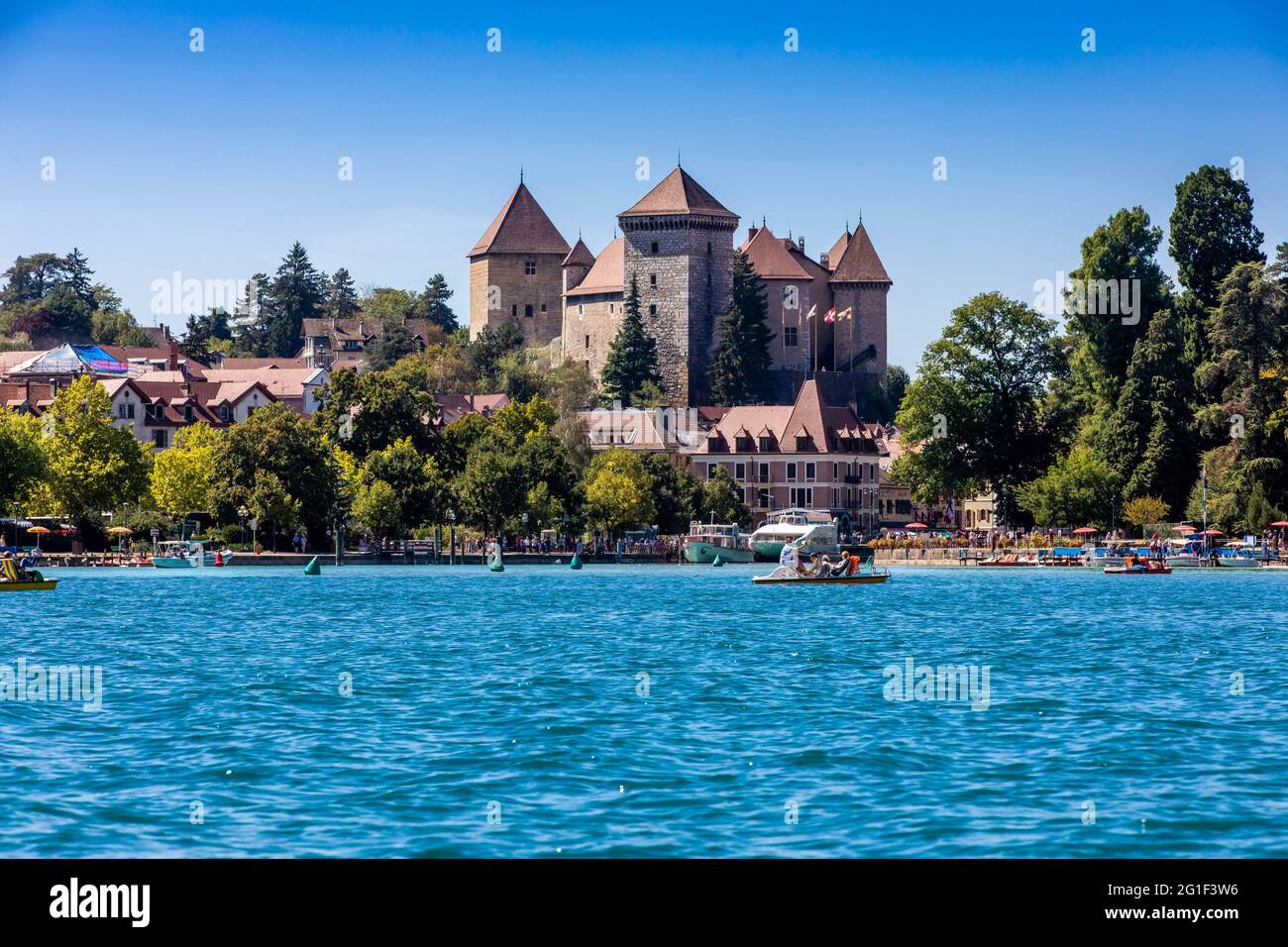 FRANCE HAUTE SAVOIE 74 ANNECY LAKE ANNECY CASTLE Stock Photo Alamy france-haute-savoie-74-annecy-lake-annecy-castle-stock-photo-alamy