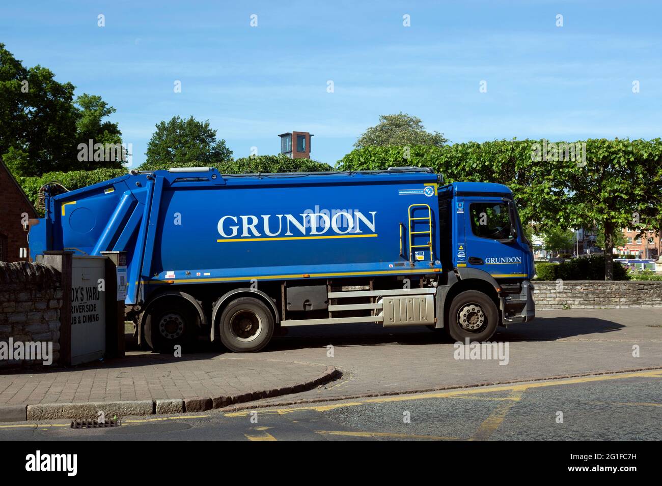 A Grundon refuse lorry, Stratford-upon-Avon, Warwickshire, UK Stock Photo