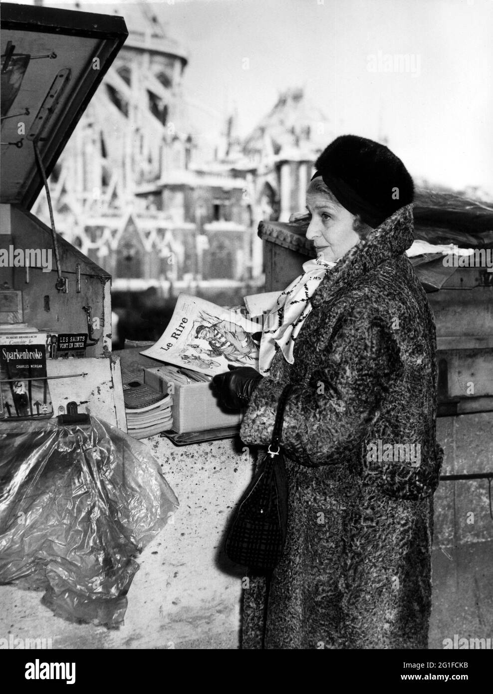 Wallmann, Margherita, 22.6.1904 - 2.5.1992, Austrian singer, browsing books in Paris, half length, ADDITIONAL-RIGHTS-CLEARANCE-INFO-NOT-AVAILABLE Stock Photo