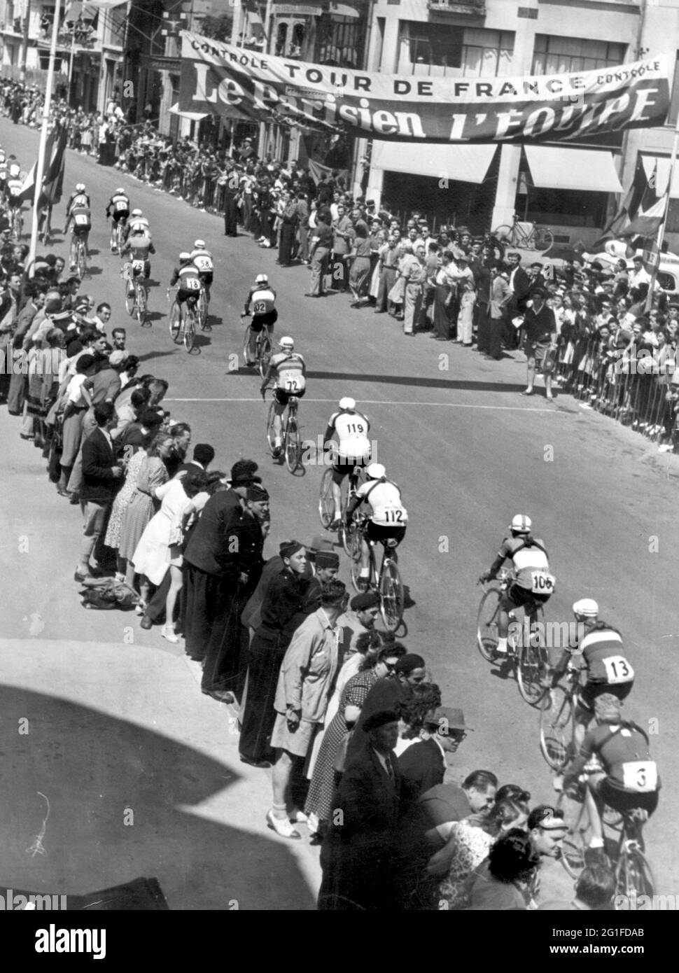 sports, circuit race, Tour de France, the tour is passing the streets of Verdun, France, 4.7.1951, ADDITIONAL-RIGHTS-CLEARANCE-INFO-NOT-AVAILABLE Stock Photo