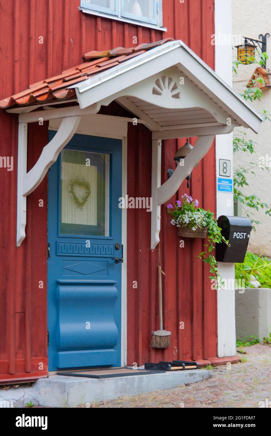 Red house blue front door hi res stock photography and images Alamy