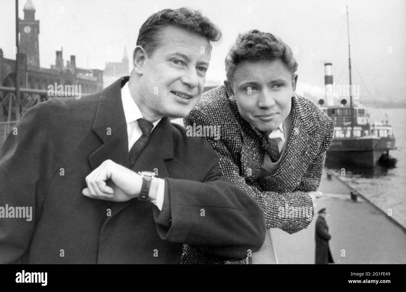 Borsche, Dieter, 25.10.1909 - 8.5.1982, German actor, half length, with his son Kay, Hamburg harbour, ADDITIONAL-RIGHTS-CLEARANCE-INFO-NOT-AVAILABLE Stock Photo