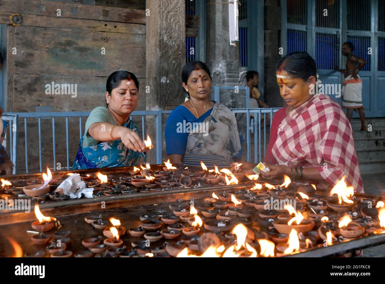 Anzuenden von Oellampen im Kapaleeshvara-Tempel in Chennai, Madras, Tamil Nadu Stock Photo