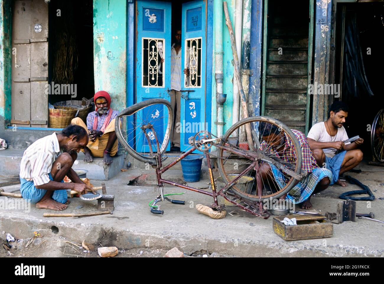 BiCycleReparaturwerkstatt in einer Plattform in Chennai, Madras, Tamil