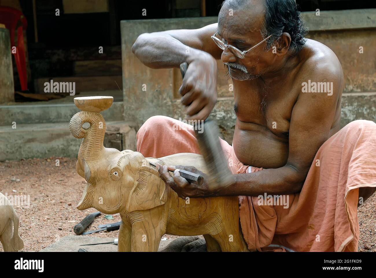 Kunsthandwerker bei der Arbeit in Cherpu, einem kleinen Dorf in der Naehe von Puthukkad im Bezirk Thrissur in Kerala, Indien Stock Photo