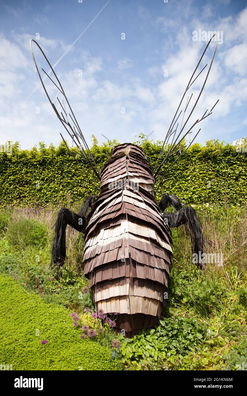 Bee sculpture eden project hi-res stock photography and images - Alamy