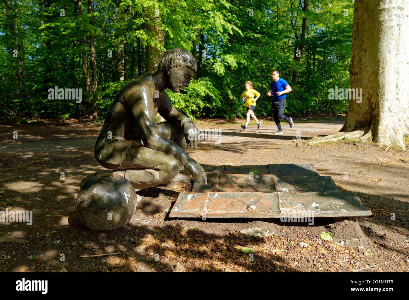 France, Bas Rhin, Strasbourg, La Roberstau district, Pourtales Castle park, the Sculpture Park, Genius Loci (The Spirit of Places) by Giulio Paolini (2001), The figure crouching beside a sphere is scrutinizing a map lying on the ground Stock Photo
