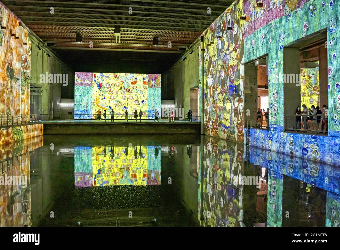 France, Gironde, Bordeaux, area classified as World Heritage, Basin afloat,  submarine base, exhibition Basins of Lights dedicated to Gustav Klimt Stock  Photo - Alamy