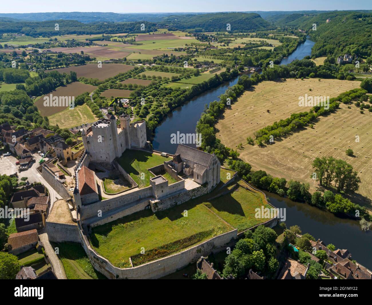 France, Dordogne (24), Perigord Noir, Dordogne valley, Beynac-et-Cazenac, labeled Les Plus Beaux Villages de France, the fortified castle dominates the village (aerial view) Stock Photo