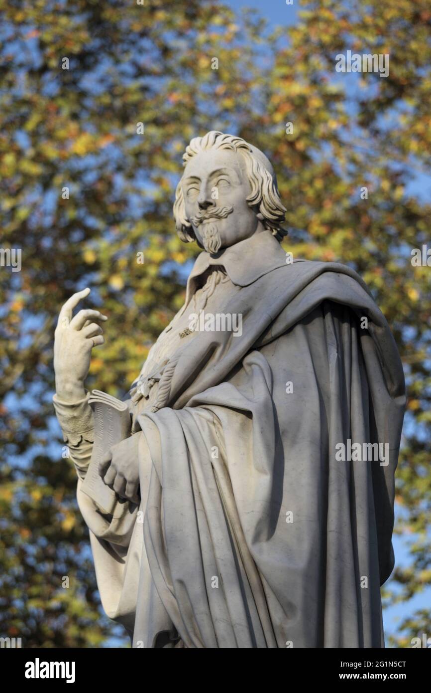 France, Indre et Loire, Loire valley listed as World Heritage by UNESCO,  Richelieu, new town built between 1631 and 1642 by Cardinal Richelieu,  white marble statue of Richelieu (1828 Stock Photo - Alamy