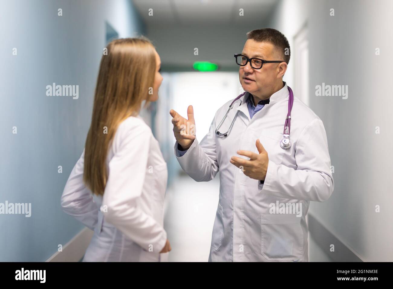 Medical Staff Having Discussion In Modern Hospital Stock Photo - Alamy