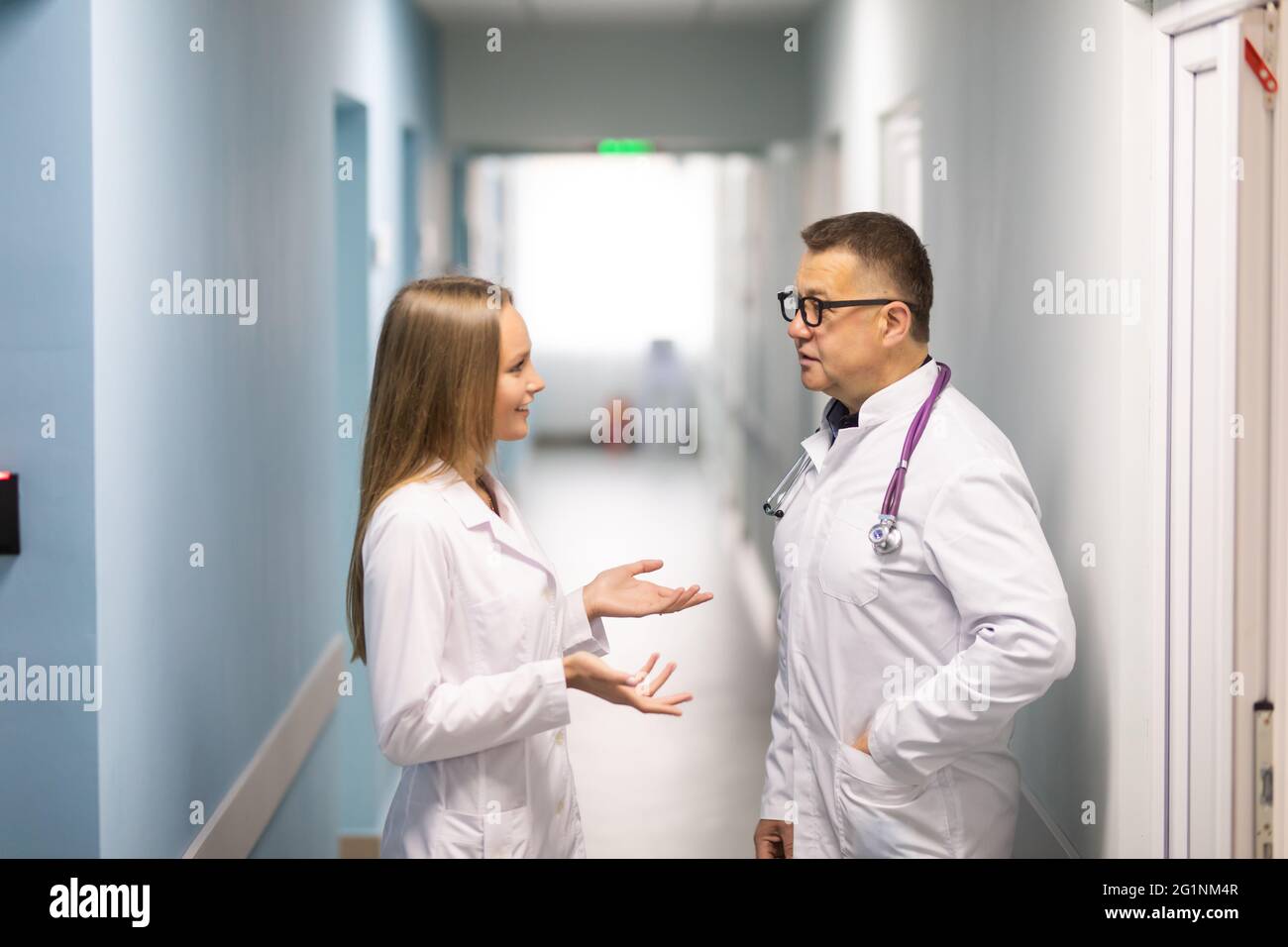 Medical Staff Having Discussion In Modern Hospital Stock Photo - Alamy
