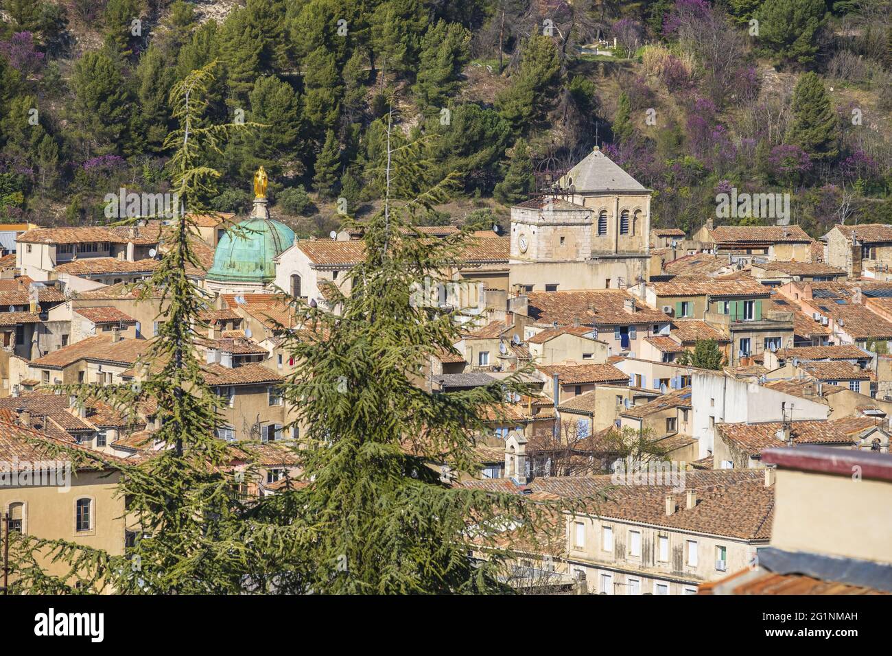 France, Vaucluse, Luberon regional nature park, Apt, the roofs of the town  and Sainte-Anne cathedral Stock Photo - Alamy