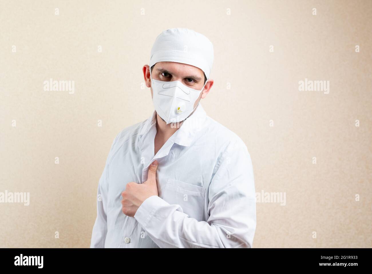 Female doctor thumbs up hi-res stock photography and images - Alamy