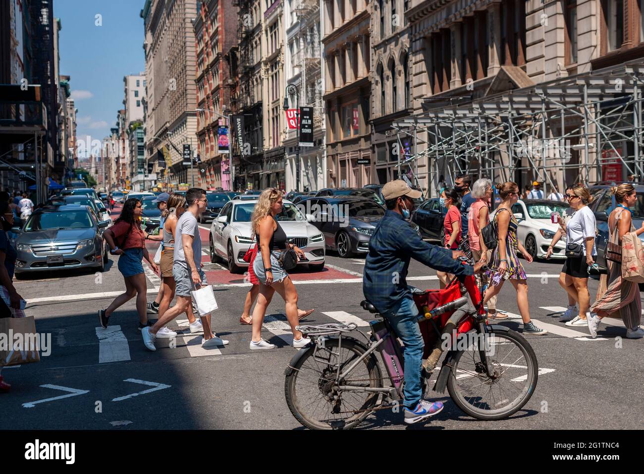 New York, USA. 06th June, 2021. Shoppers in the Soho neighborhood in New York on Sunday, June 6, 2021. New York has relaxed mask mandates allowing most outdoor activities to be mask free as well as many indoor settings, with caveats. (ÂPhoto by Richard B. Levine) Credit: Sipa USA/Alamy Live News Stock Photo